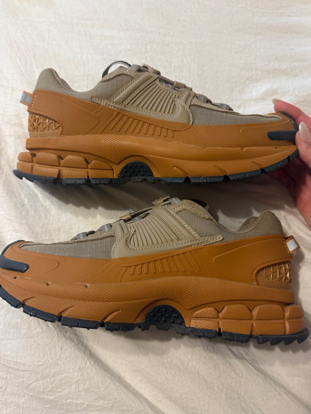 Nike Zoom Vomero Roam in Khaki - Picture 5 of 7